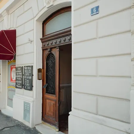 Sunny Vico ترييستي